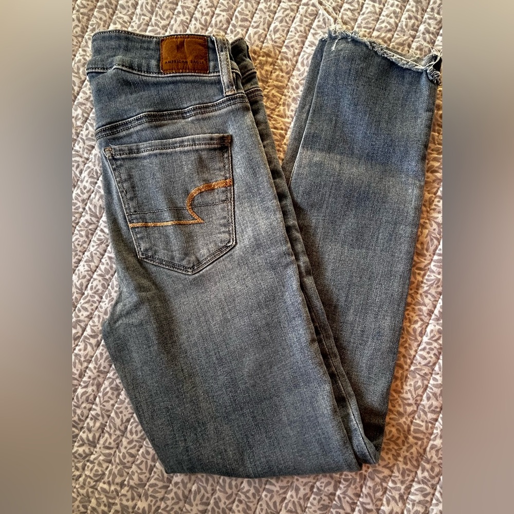 Women’s American Eagle HI-RISE JEGGINGS Next Level Stretch. Size 8 L but CROP